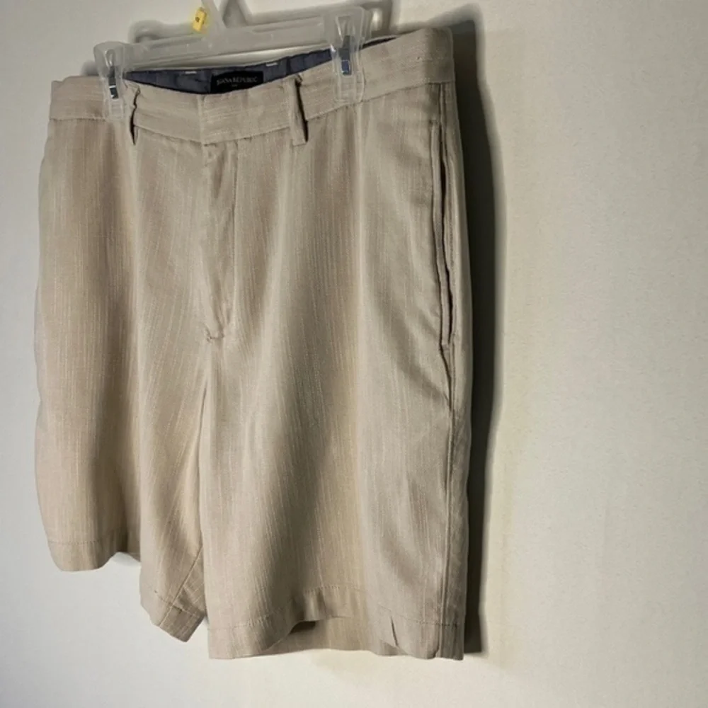 Banana Republic Men’s Shorts Chino Size 35 Beige Aiden Club.
